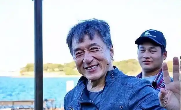 70岁成龙近照苍老难认被评论区整破防了网友时间都去哪儿了