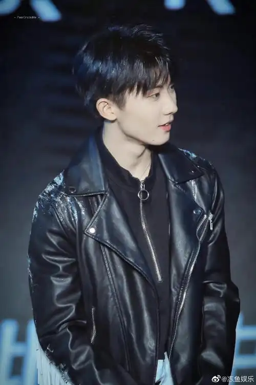 马嘉祺长款黑色皮衣造型