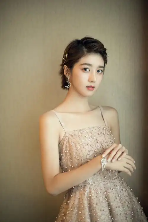 李凯馨仙女风亮相青春芒果夜