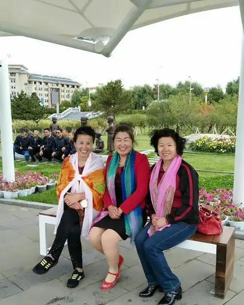 园中拍照美女仨,背景隐现有五男.