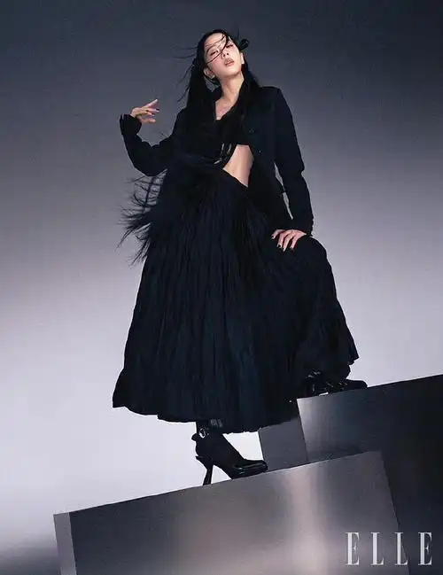 #金智秀黑发双马尾造型##金智秀ellekorea8月号画报#