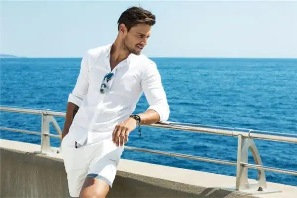 嘴角下垂的男人