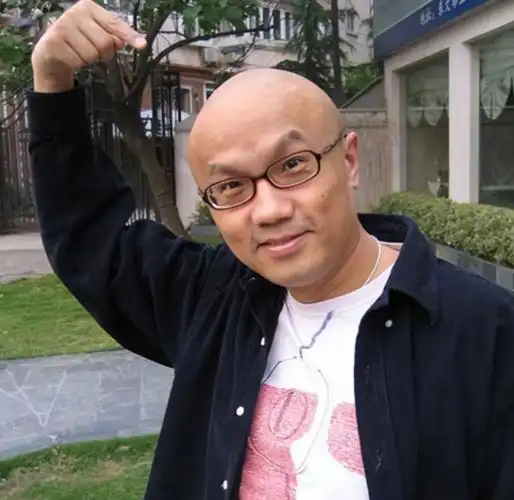 回顾孙国庆哥哥是歌唱家父母都已离世他娶平凡妻子如今怎样了