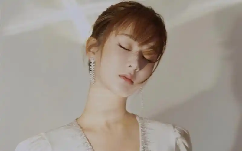 杨紫优雅浪漫写真图片桌面壁纸