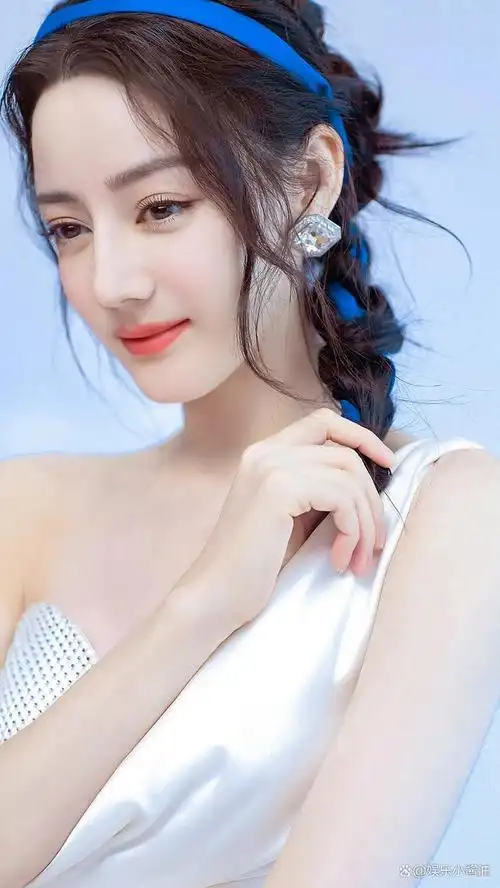 真的巨喜欢迪丽热巴这身白裙子麻花辫造型,白月光既视感!