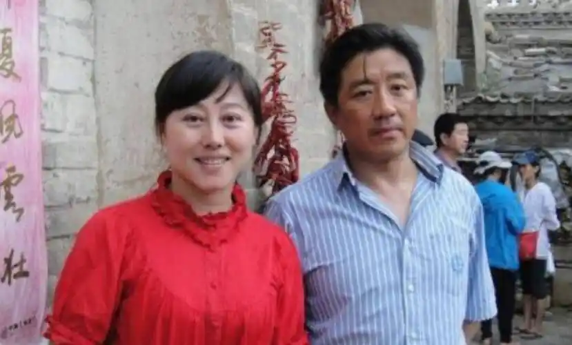 娶了初恋,几十年无绯闻的6位男星,真的很不容易_于荣光_丁勇岱_妻子