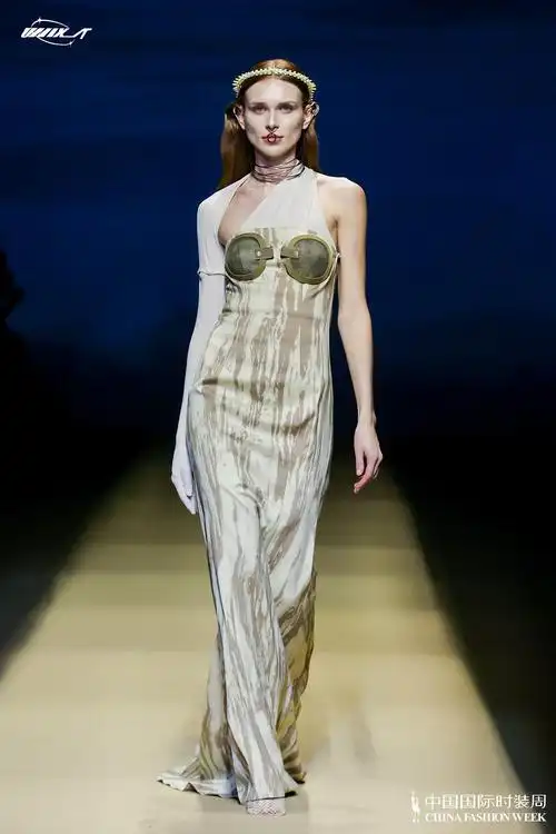 这场秀让我置身末日科幻大片现场_女装_什么值得买