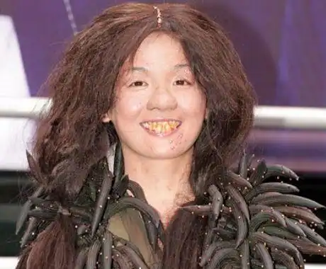 圆圆的脸蛋,脏兮兮的大龅牙,嘴边还有几个清晰可见的水痘,说她是丑女