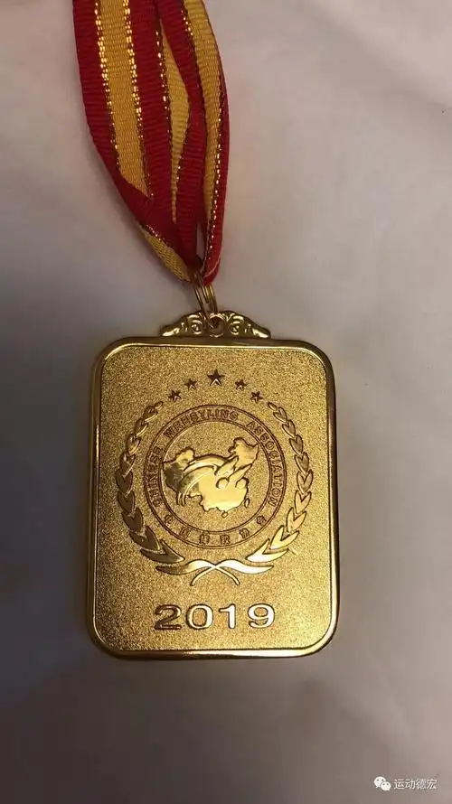 德宏健将运动员龙佳获全国摔跤冠军赛金牌