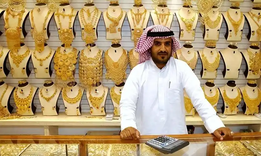 远嫁迪拜的22岁中国女孩,白天有钱富太太,晚上却度日如年