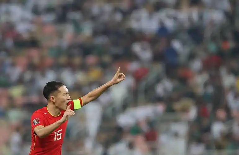 10月12日,中国队球员吴曦在比赛中庆祝进球.