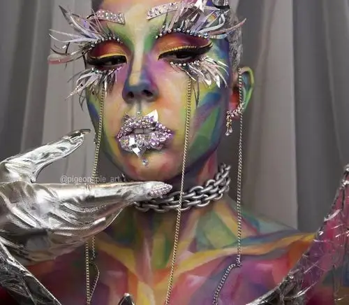 收藏夸张的艺术感妆容