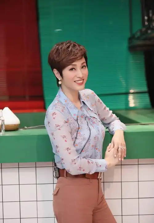 53岁陈法蓉晒照状态好港姐冠军短发太酷飒曾与利智撞造型