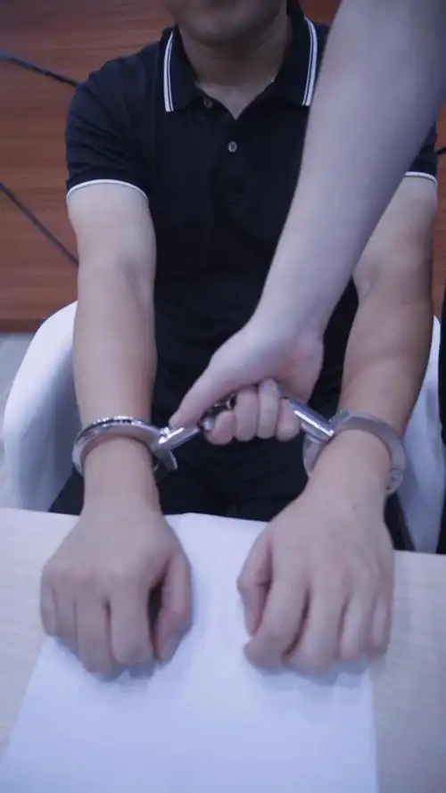 01:24 高考诈骗哪家强?看我手铐亮不亮!