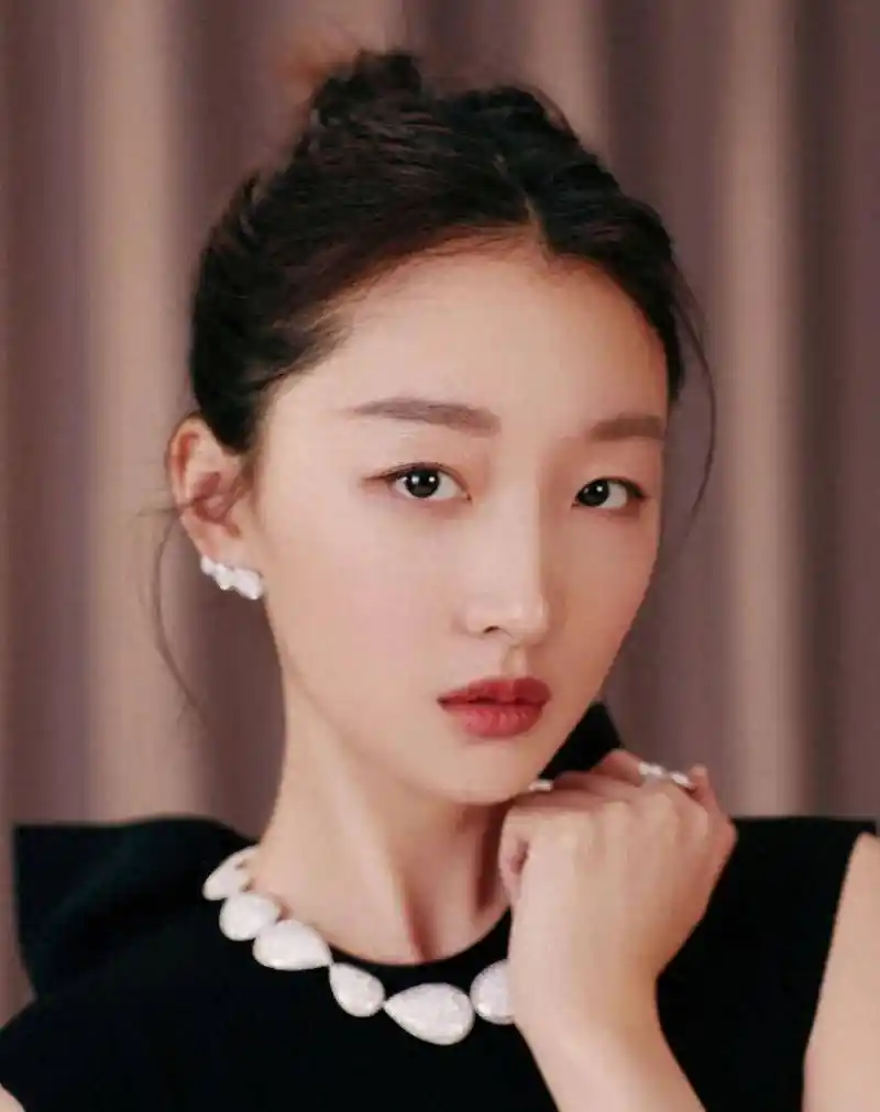 与校园男友热恋的周冬雨不久前来到三亚,有一些模糊的照片显示他们