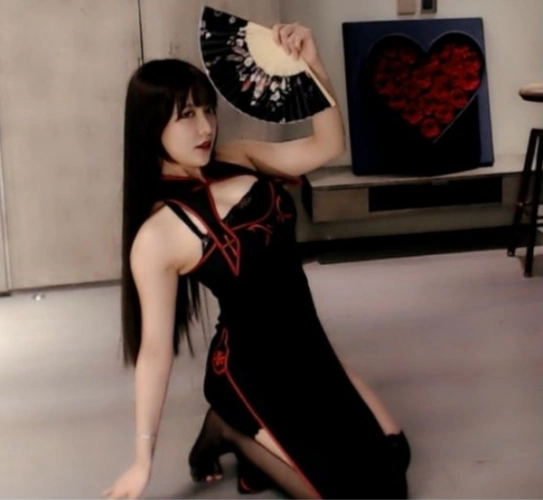 罗米娜和斗鱼性感三美女pk,扭腰竟然输了!