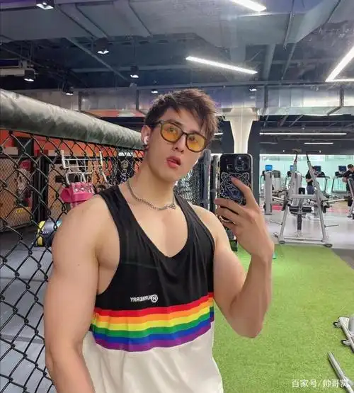 阳刚的气质,健壮的外形,喜欢健身的小哥哥,这身材有点让人上头