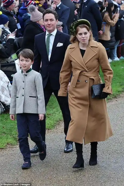 比阿特丽斯公主挺孕肚亮相,带了9岁华裔继子,"孩子养得节俭"