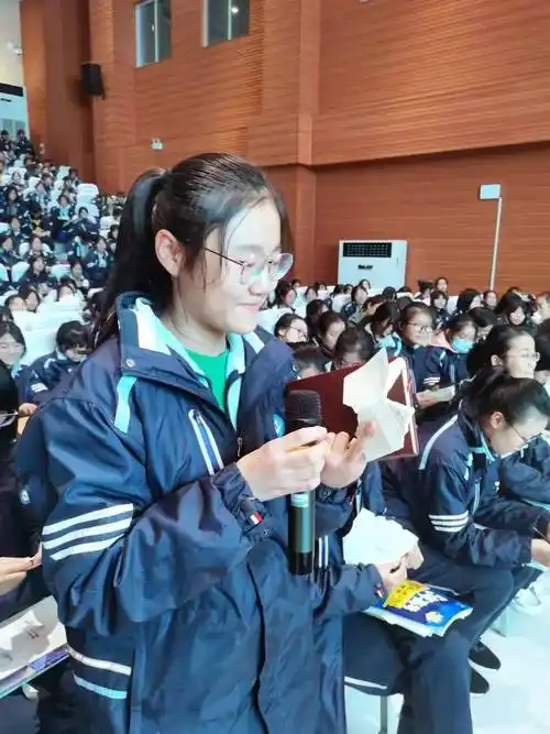 平邑一中城东校区举行高一年级女生心理健康讲座