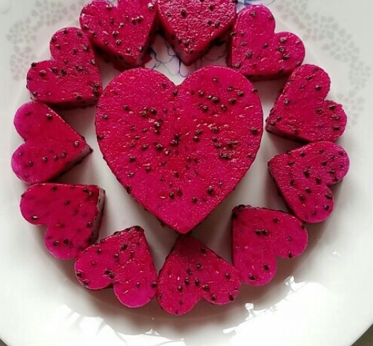 这是一盘爱心火龙果.