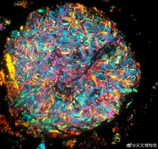这种陨石切片就比较漂亮了,肉眼可见的彩色小星星,放大镜下普通万花筒