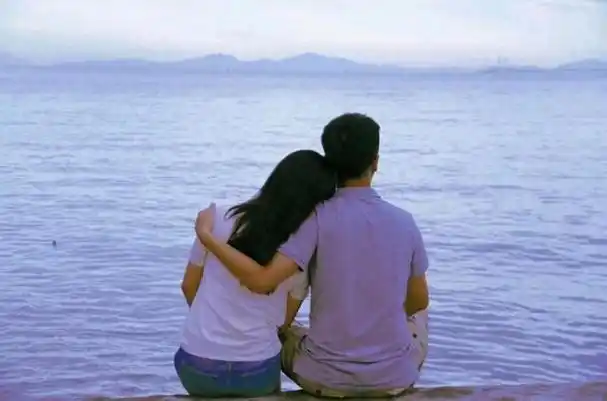 真正相爱的两个人一见面就会忍不住的和对方亲一亲,摸一摸,抱一抱,恨