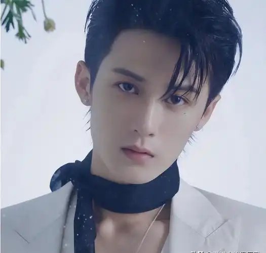 明明长了一张相似的脸,一个帅一个"土",颜值差距太大了