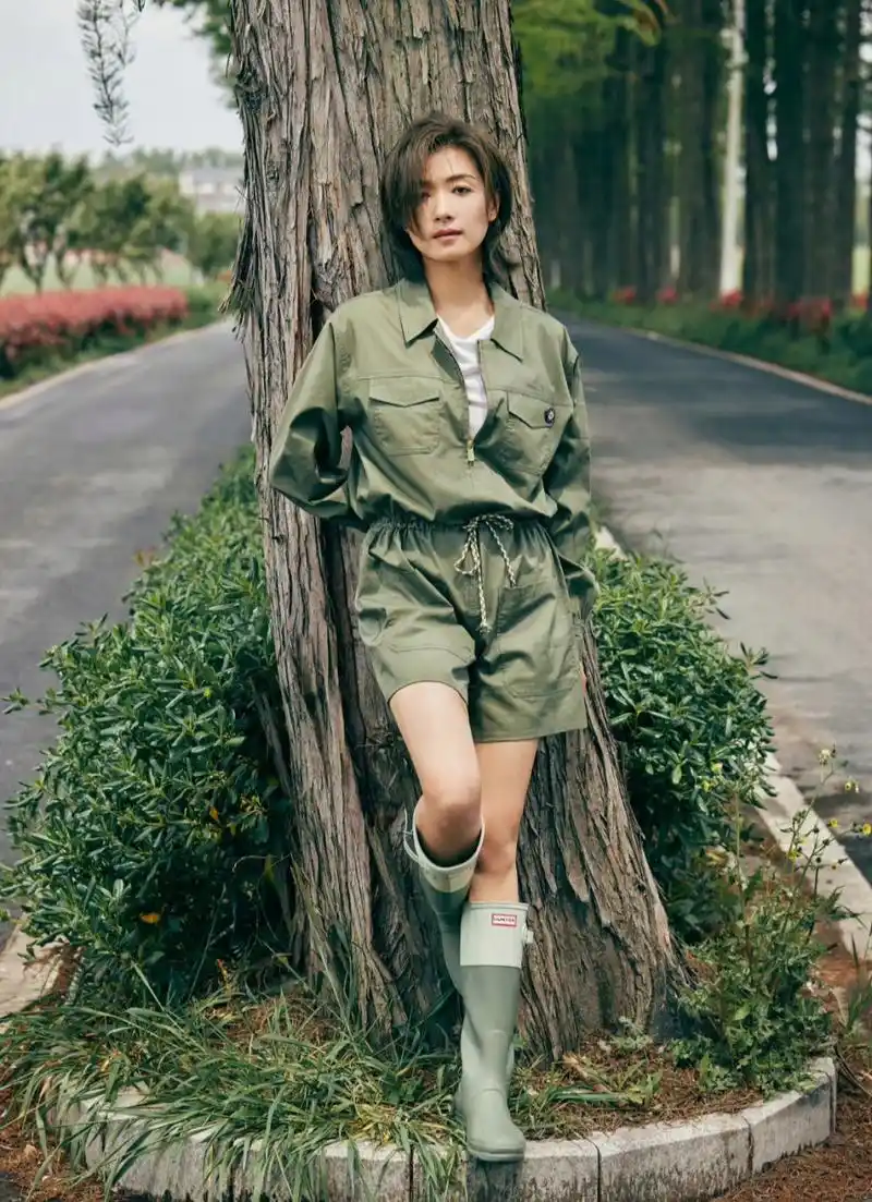 万茜去录制《向往的生活》,她特意穿了长筒靴子,就是为了干活方便.