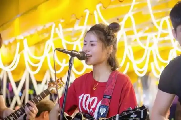 快手红人花姐性感图片快手大排档歌手花姐生活照写真11p