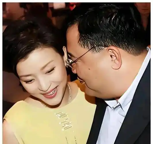 标题:巴黎奥运浪漫雨幕,56岁杨澜与富商老公吴征同框秀恩爱