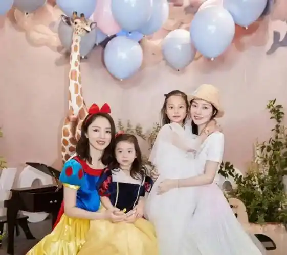 李小璐带甜馨参加董璇女儿生日会,与甘薇久违同框!