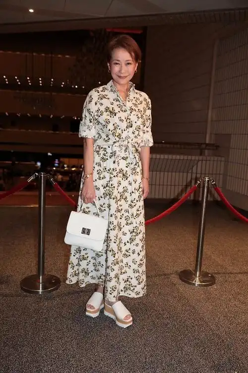 56岁叶童罕见亮相,穿碎花连衣裙配超10厘米拖鞋