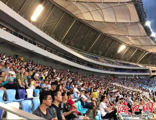 观众在看台上观看比赛.