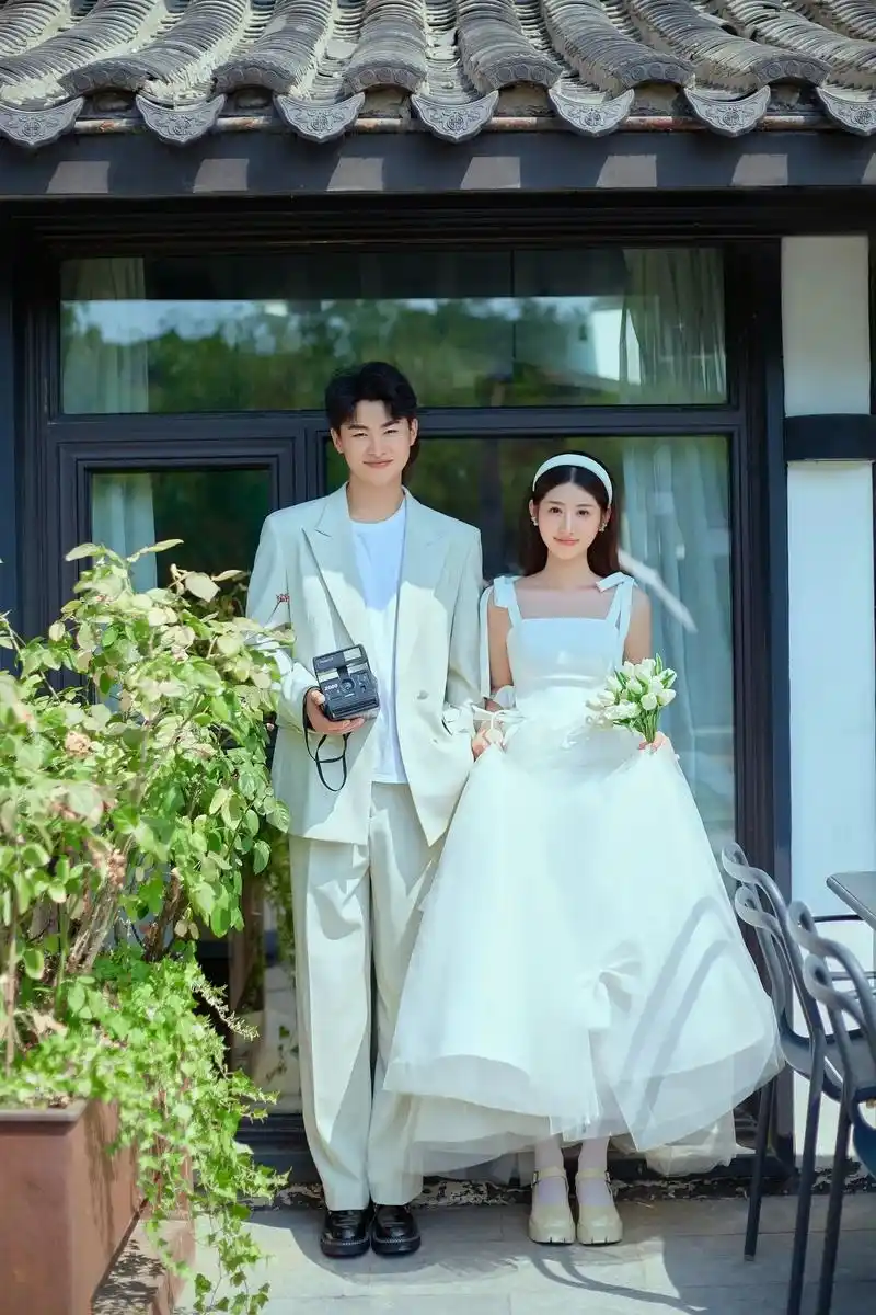 比韩剧还浪漫的街拍婚照|可盐可甜超喜欢.#婚纱照风格 #客片 - 抖音
