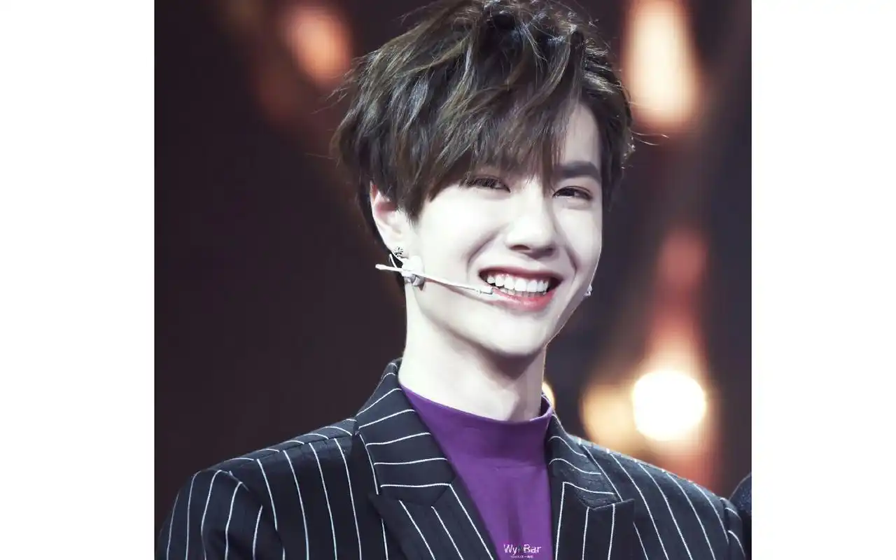 帅气偶像王一博演唱会图片桌面壁纸