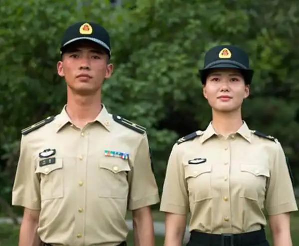 夏常服帽展示图作者 |王爽智,记者孙兴维摄影 | 丁丽鑫来源 | 解放军