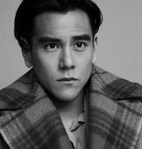 彭于晏的黑白大片曝光展现成熟男人质感