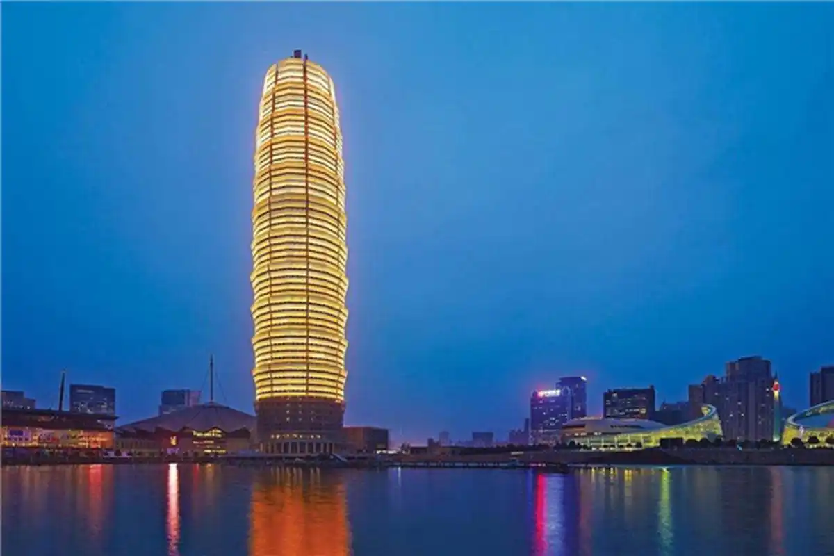 郑州十大标志性建筑:   1.千禧广场    2.二七塔    3.郑州站    4.