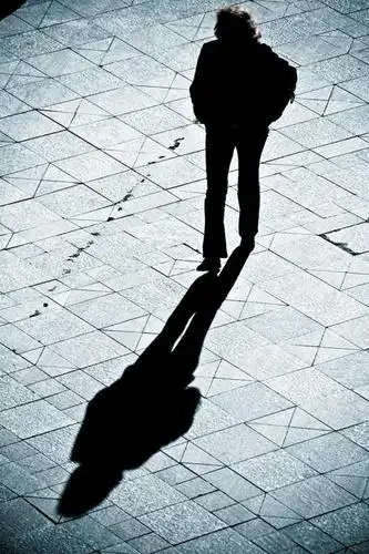 仅一个女性,仅一个人,阴影,服装,光线,包,瓷砖,地砖,书包,影子,地面