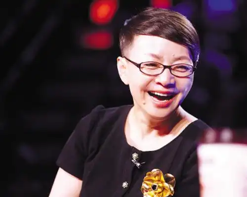 笑傲江湖>宋丹丹担任评委笑过头 自嘲:该吃药