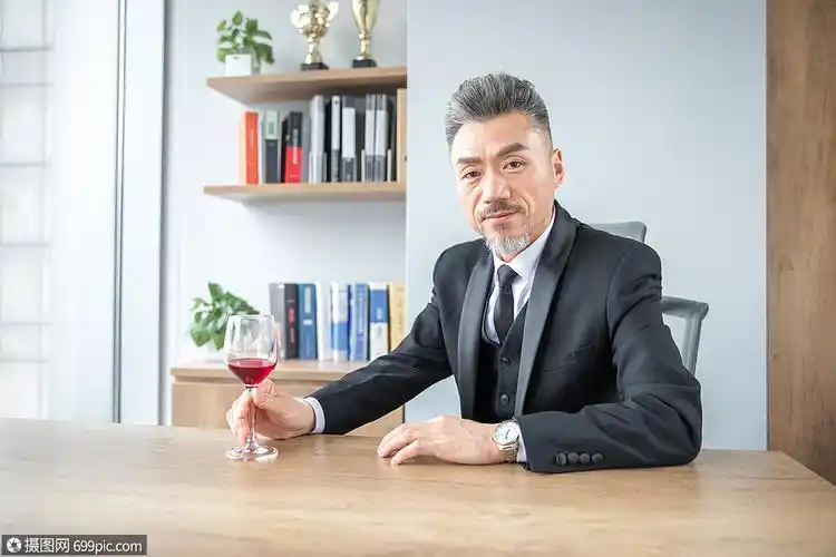 商务男士品红酒精英商务人士