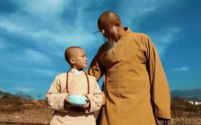 民间故事:老和尚想责骂小和尚,衣袖被柱子压住,金刚经的功德?