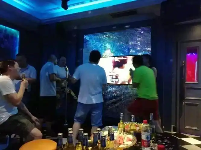 新余一男子在ktv内摔成骨折,不知法院如何判责?_包厢