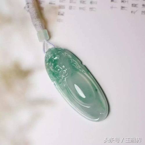 玉雕名家吴秋强翡翠仿古:简约清秀,古色古韵
