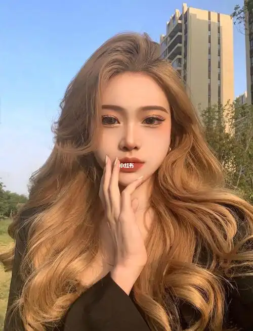 亚麻浅棕色亚麻浅棕色时尚发色阳光下真好