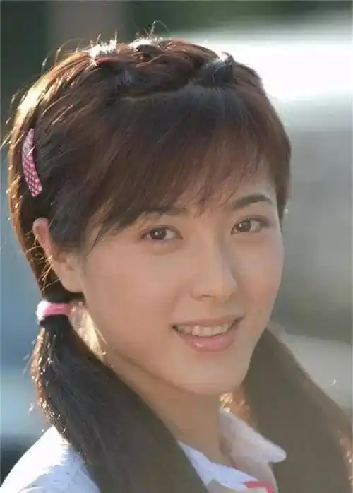 四年里,当其他同学都在为"出名要趁早"奔走在各大剧组时,曾黎选择了