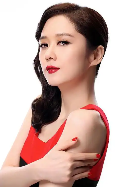 37岁"童颜女神"张娜拉近日亮相,皮肤嫩滑似少女