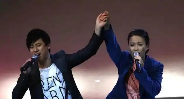 天后那英情史:恋蔡国庆,与高峰未婚同居产子,受伤嫁孟桐获幸福