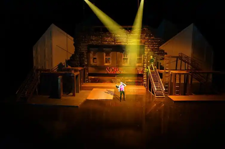 舞美系毕计音乐剧《吉屋出租》模型设计及定格动画展示