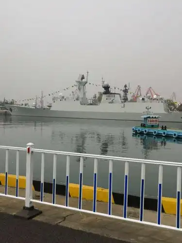 军港上看军舰